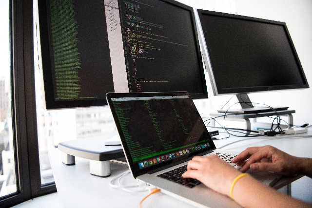 What is the difference between IaaS, SaaS, and Paas?